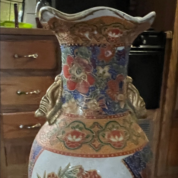 Elegant Handpainted Multicolor Porcelain Vase with Bird Motif - Picture 5 of 9